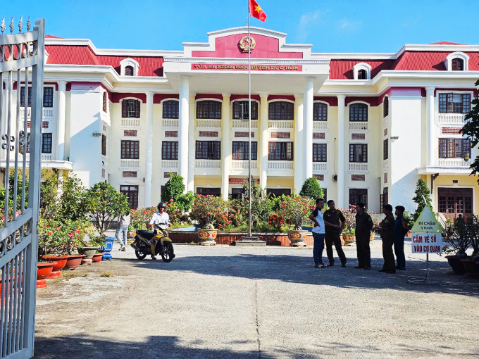 Lực lượng an ninh tại tòa án sáng nay.