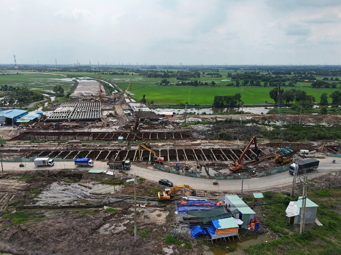 Công trường Vành đai 3 đoạn qua huyện Củ Chi, ngày 15/5. Ảnh: Hạ Giang