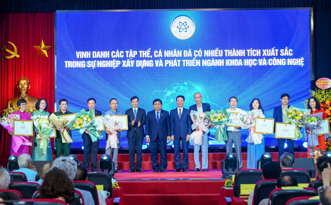 PGS.TS Phạm Thị Thanh Ngà, cùng với Misa, GrowMax, MedCAT là những cá nhân, tập thể được vinh danh tại Ngày khoa học công nghệ Việt Nam 2025. Ảnh: Giang Huy