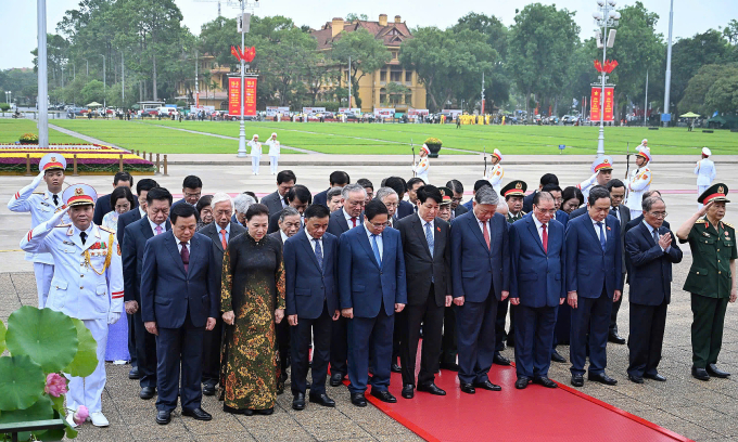 Lãnh đạo Đảng, Nhà nước vào Lăng viếng Chủ tịch Hồ Chí Minh, sáng 19/5. Ảnh: Giang Huy