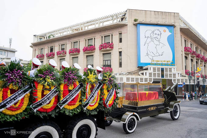 Linh xa đi qua phố Tràng Tiền, Hà Nội. Ảnh: Hoàng Giang