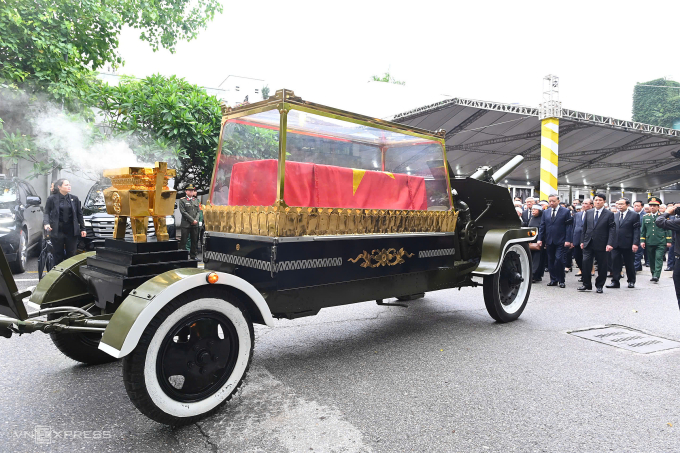 Linh xa đưa di hài nguyên Chủ tịch nước Trần Đức Lương ra sân bay Nội Bài, chuẩn bị về quê nhà. Ảnh: Giang Huy