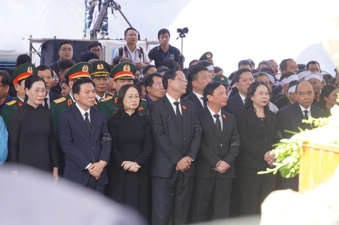 Lãnh đạo, nguyên lãnh đạo cấp cao của Đảng, Nhà nước tiễn nguyên Chủ tịch nước Trần Đức Lương về nơi an nghỉ cuối cùng. Ảnh: Phạm Linh