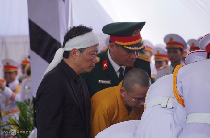 Ông Trần Tuấn Anh, con trai nguyên Chủ tịch nước Trần Đức Lương nhìn cha lần cuối. Ảnh: Phạm Linh