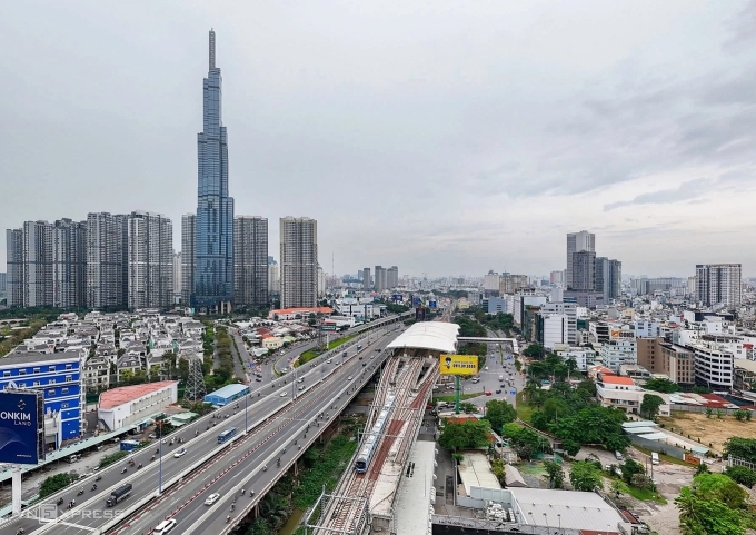 Ga metro Tân Cảng xây dựng gần chân cầu Sài Gòn, tách biệt khu đô thị lớn ở đối diện. Ảnh: Quỳnh Trần