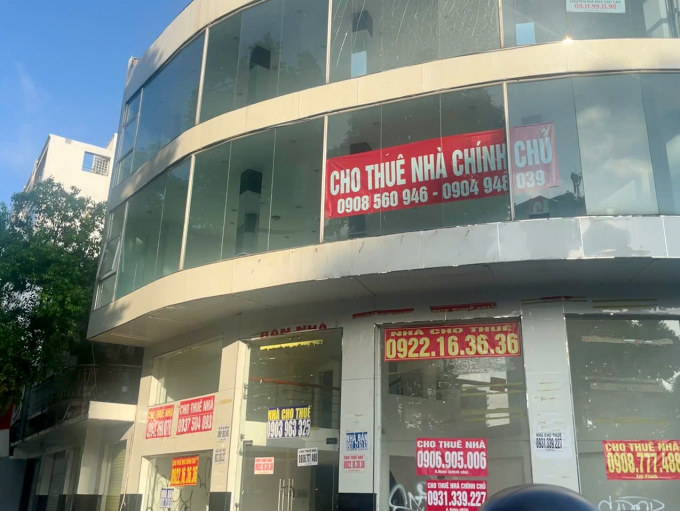 Một mặt bằng tại quận 3, TP HCM treo đầy biển quảng cáo cho thuê.
