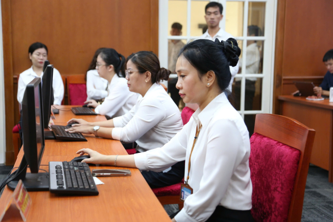 Các bộ UBND phường Sài Gòn thử thao tác vận hành xử lý hồ sơ trong ngày đầu vận hành chính quyền hai cấp. Ảnh: Đình Văn