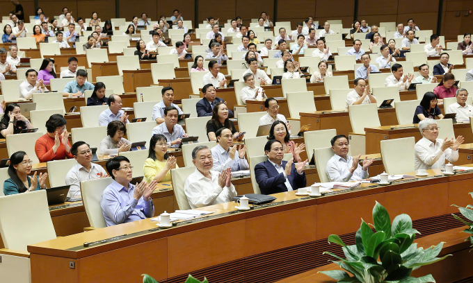 Lãnh đạo Đảng, Nhà nước và các đại biểu Quốc hội thông qua Nghị quyết sửa đổi, bổ sung một số điều của Hiến pháp năm 2013.
