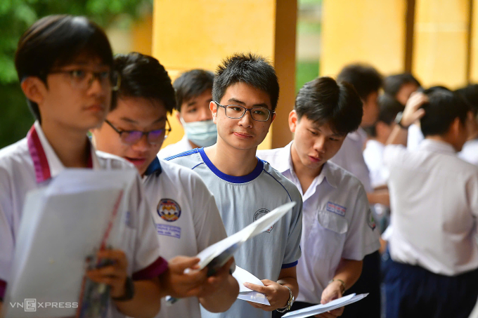 Các thí sinh ở điểm thi trường THPT Trưng Vương, phường Bến Nghé TP HCM.