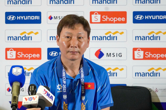 HLV Kim Sang-sik tham dự họp báo trước vòng bảng U23 Đông Nam Á 2025 tại Indonesia, chiều 15/7/2025.