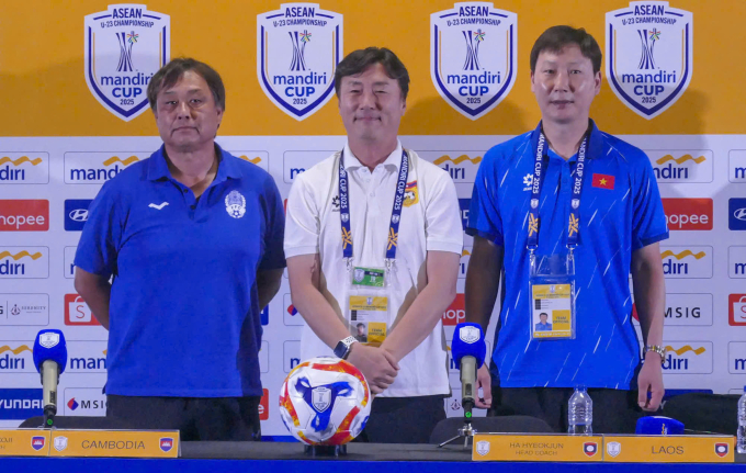 HLV của Campuchia Koji Gyotoku, HLV Lào Ha Hyeok-jun và HLV Kim Sang-sik tham dự họp báo.
