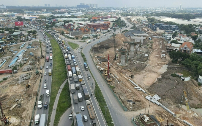Kẹt xe kéo dài trên quốc lộ 1 đoạn qua nút giao Tân Vạn, hôm 16/7.
