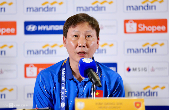 HLV Kim Sang-sik tham dự họp báo trước trận Việt Nam gặp Philippines tại bán kết U23 Đông Nam Á 2025, ở sân Gelora Bung Karno, Indonesia, ngày 24/7/2025.