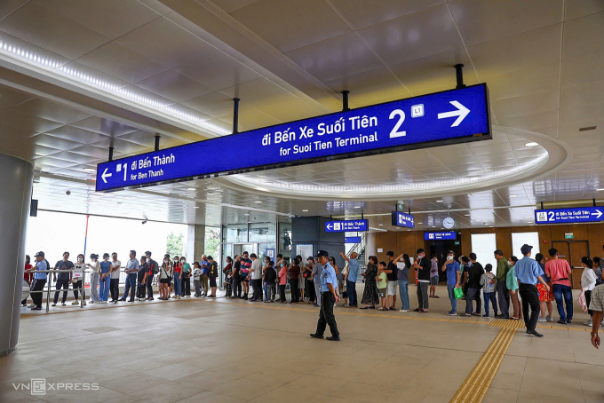 Khách xếp hàng chờ đi metro ở ga Bình Thái tuyến Bến Thành - Suối Tiên. Ảnh: Thanh Tùng