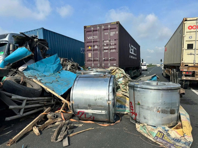 Hiện trường vụ tai nạn trên quốc lộ 5 sáng 30/7. Ảnh: Xuân Hoa