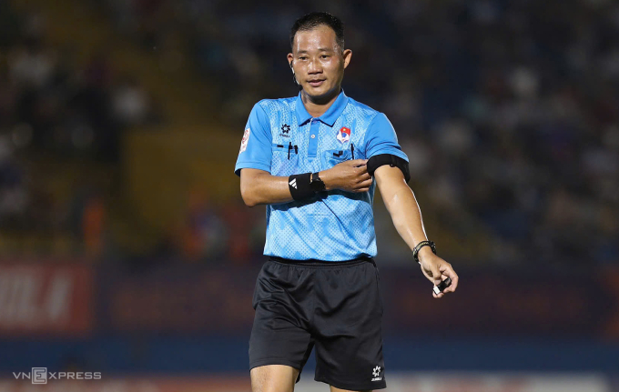 Trọng tài Trần Đình Thịnh điều khiển một trận đấu V-League 2024-2025 trên sân Gò Đậu, TP HCM.
